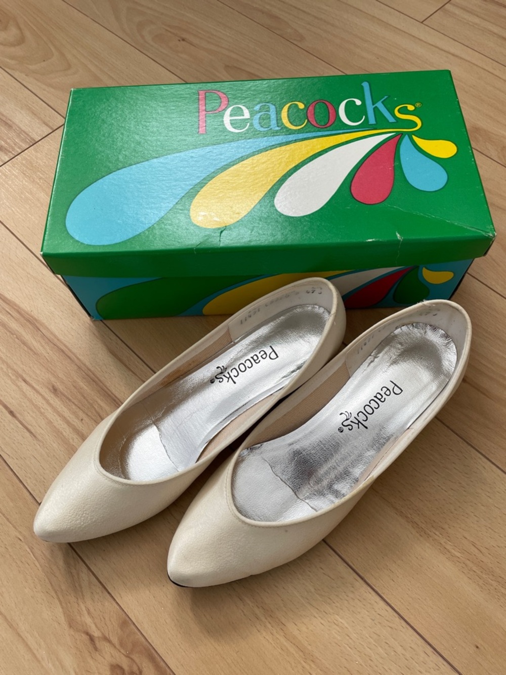 Vintage Peacocks Women’s Sz 6.5 Ivory Pointed-Toe Flats